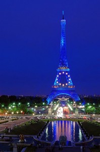 Torre Eiffel illuminata di notte